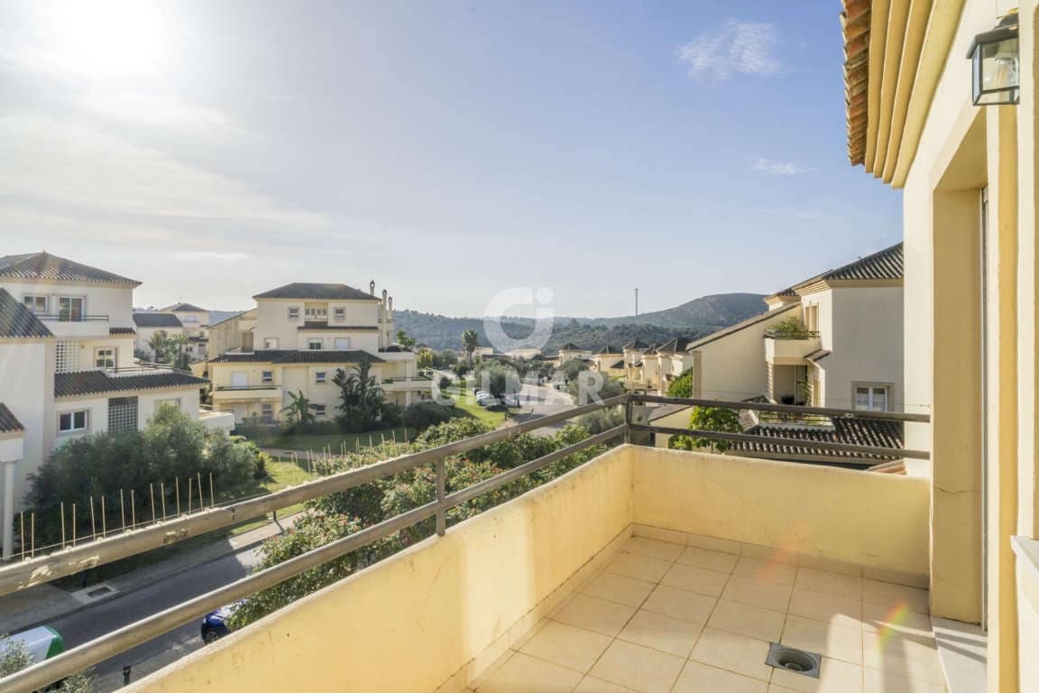 4 sypialnia Penthouse na sprzedaż w San Roque z basenem garażem - 650 000 € (Ref: 9206003)