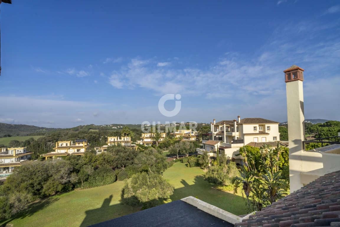 4 sypialnia Penthouse na sprzedaż w San Roque z basenem garażem - 650 000 € (Ref: 9206003)