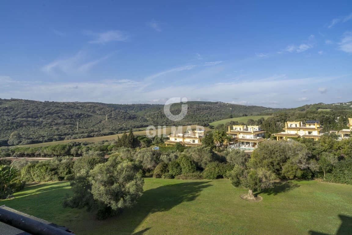 4 sypialnia Penthouse na sprzedaż w San Roque z basenem garażem - 650 000 € (Ref: 9206003)