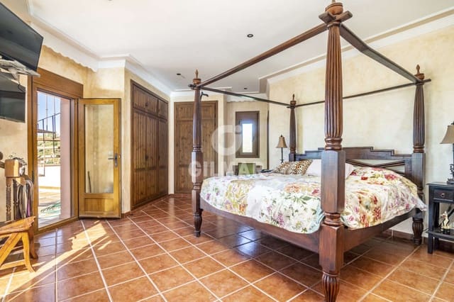 4 soveværelse Villa til salg i Las Lomas, Estepona - € 1.275.000 (Ref: 9206023)