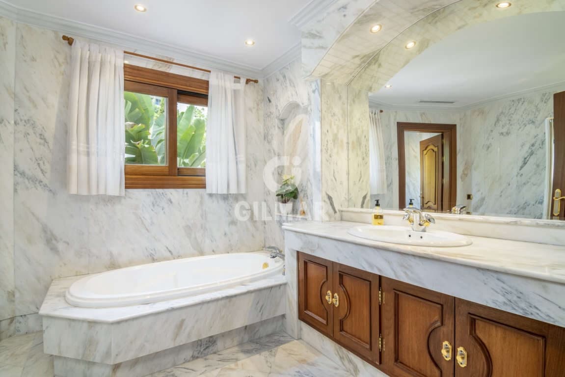 16 slaapkamer Villa te koop in El Paraiso met zwembad garage - € 13.950.000 (Ref: 9206025)