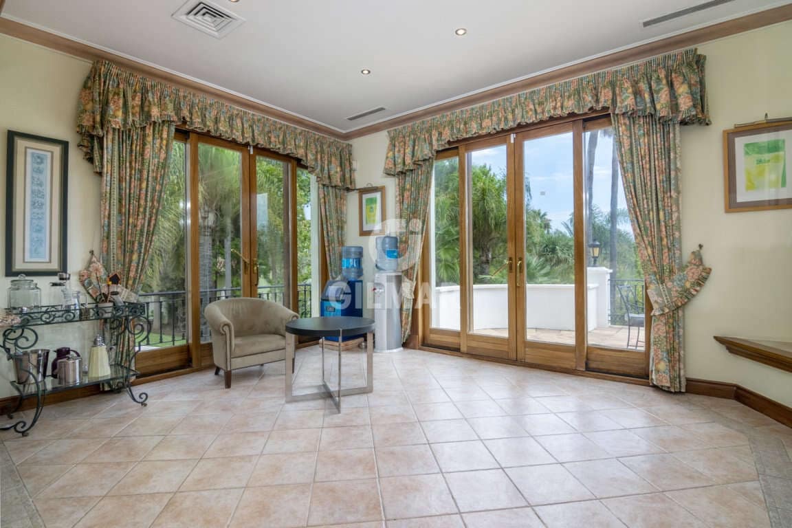 16 slaapkamer Villa te koop in El Paraiso met zwembad garage - € 13.950.000 (Ref: 9206025)