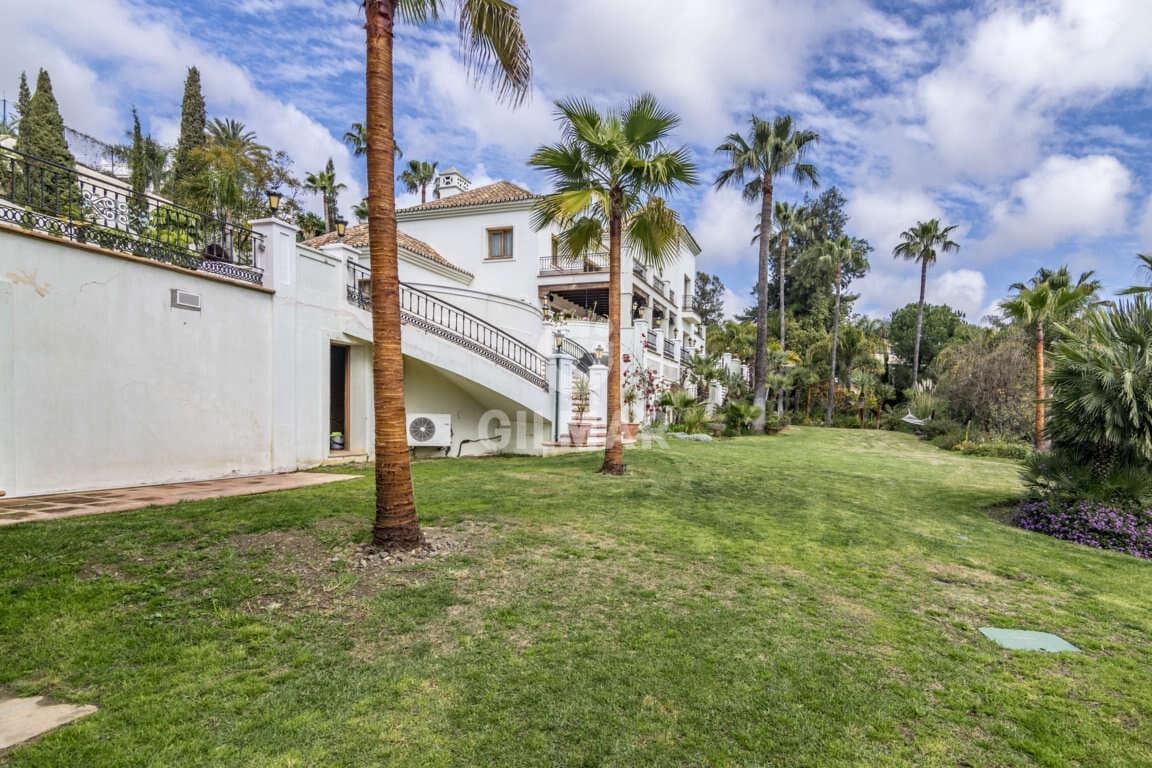 16 slaapkamer Villa te koop in El Paraiso met zwembad garage - € 13.950.000 (Ref: 9206025)