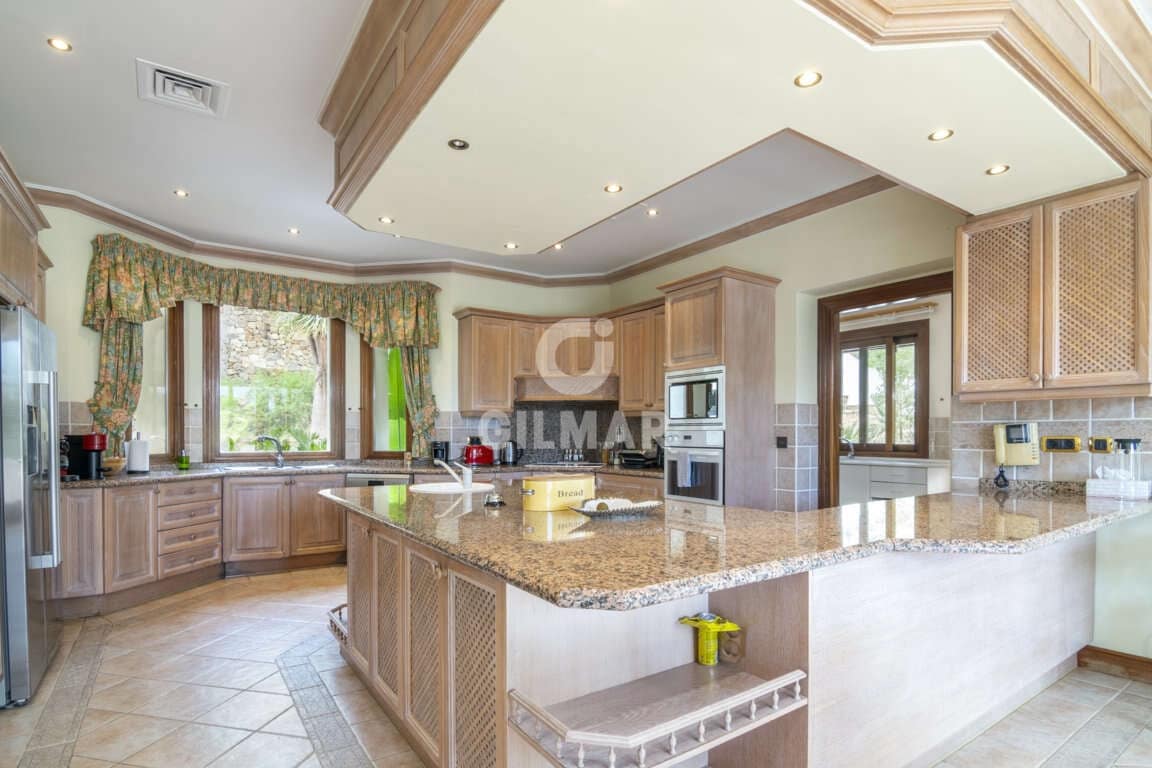 16 slaapkamer Villa te koop in El Paraiso met zwembad garage - € 13.950.000 (Ref: 9206025)