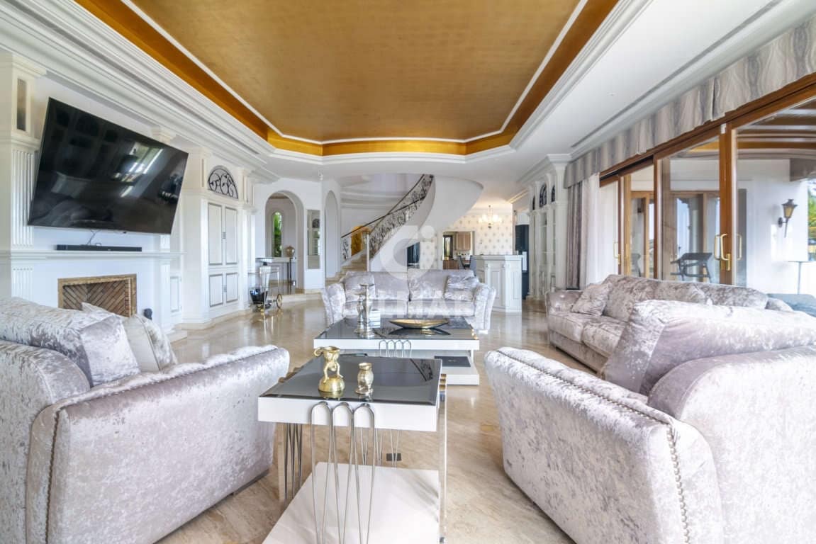 16 slaapkamer Villa te koop in El Paraiso met zwembad garage - € 13.950.000 (Ref: 9206025)