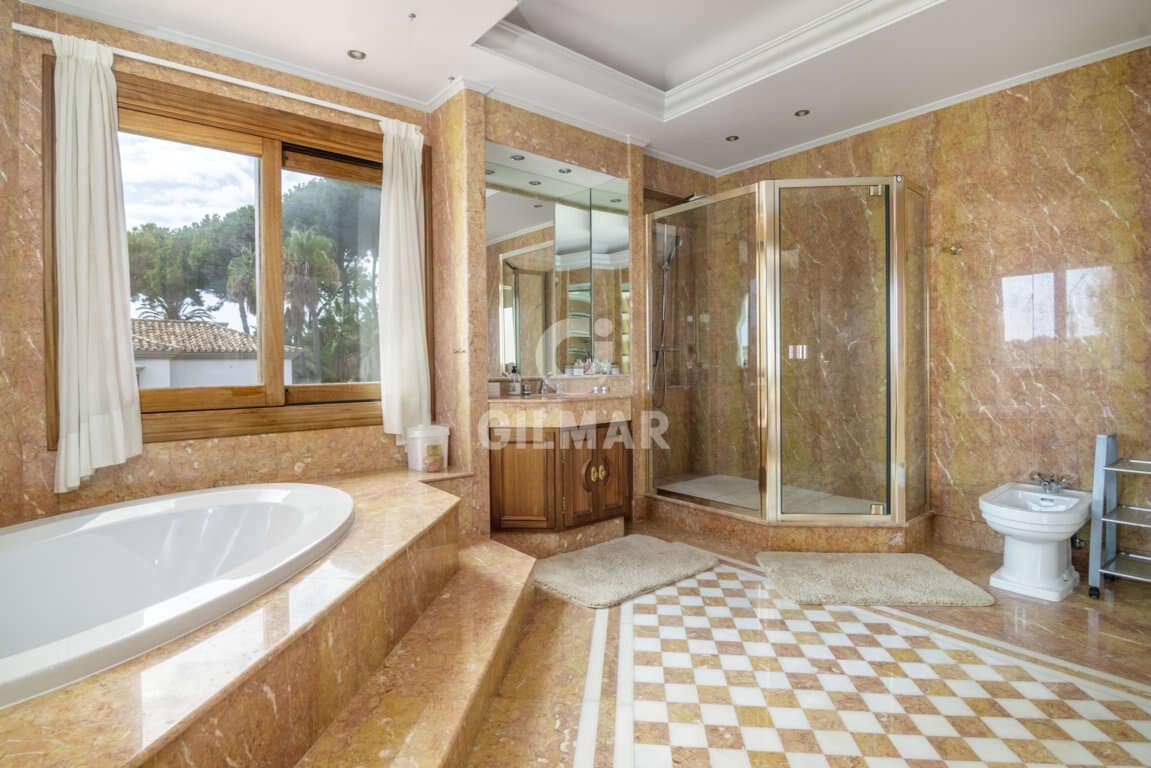 16 slaapkamer Villa te koop in El Paraiso met zwembad garage - € 13.950.000 (Ref: 9206025)