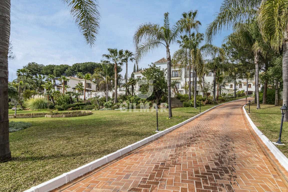 16 slaapkamer Villa te koop in El Paraiso met zwembad garage - € 13.950.000 (Ref: 9206025)