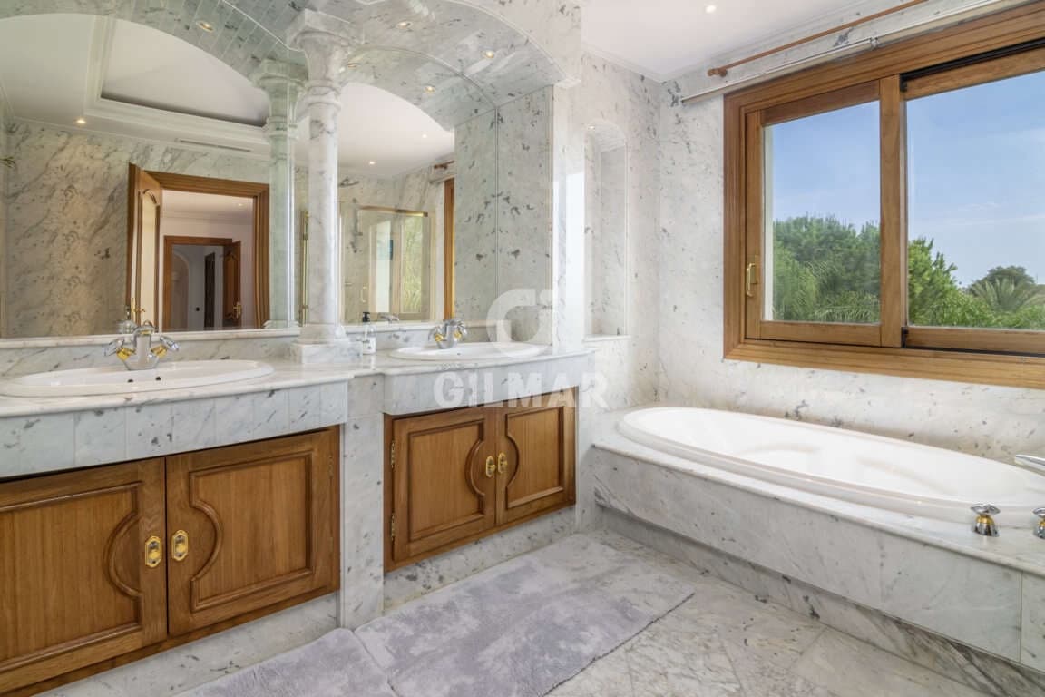 16 slaapkamer Villa te koop in El Paraiso met zwembad garage - € 13.950.000 (Ref: 9206025)