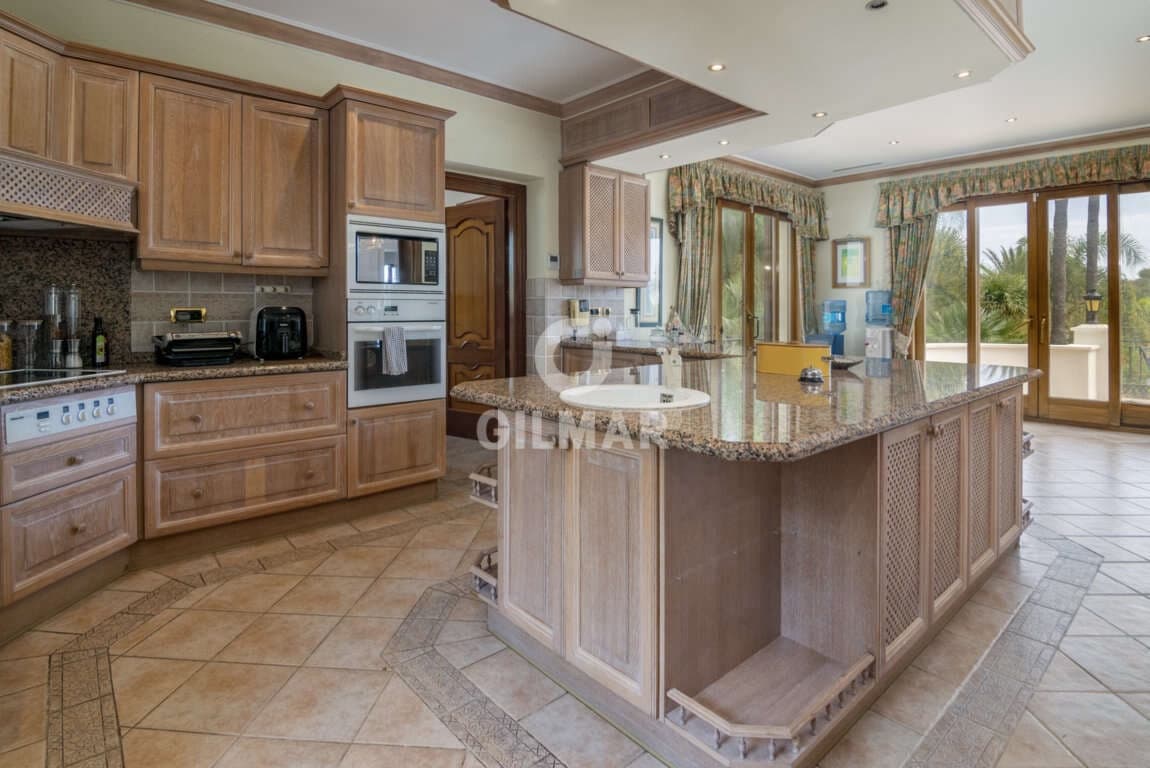 16 slaapkamer Villa te koop in El Paraiso met zwembad garage - € 13.950.000 (Ref: 9206025)