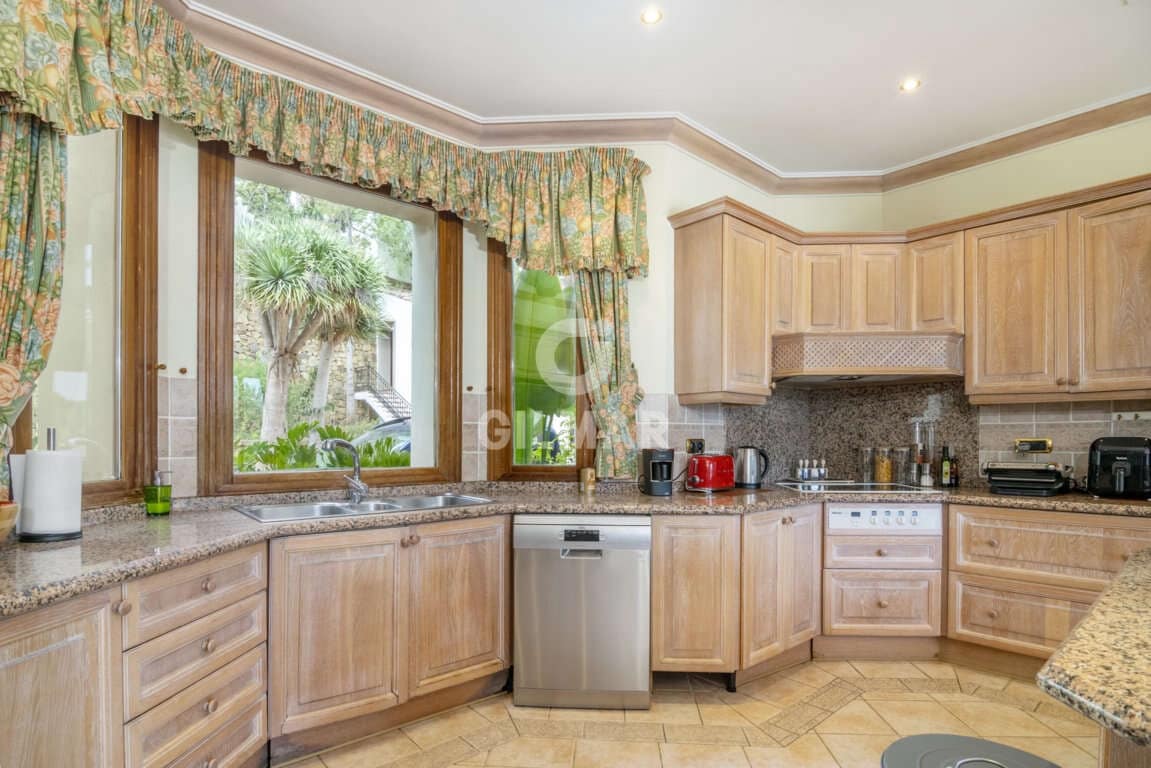 16 slaapkamer Villa te koop in El Paraiso met zwembad garage - € 13.950.000 (Ref: 9206025)