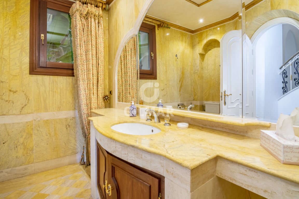 16 slaapkamer Villa te koop in El Paraiso met zwembad garage - € 13.950.000 (Ref: 9206025)