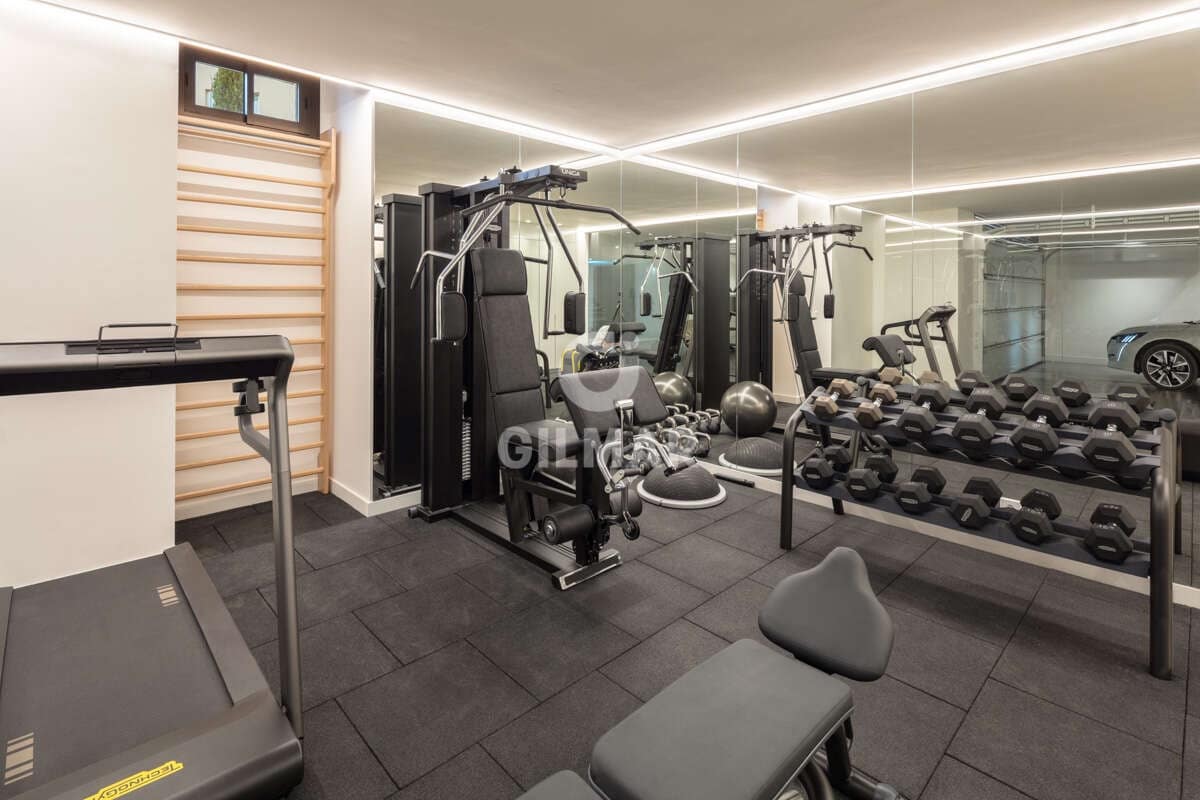 5 soverom Villa til salgs i Nueva Andalucia med svømmebasseng garasje - € 5 395 000 (Ref: 9206032)