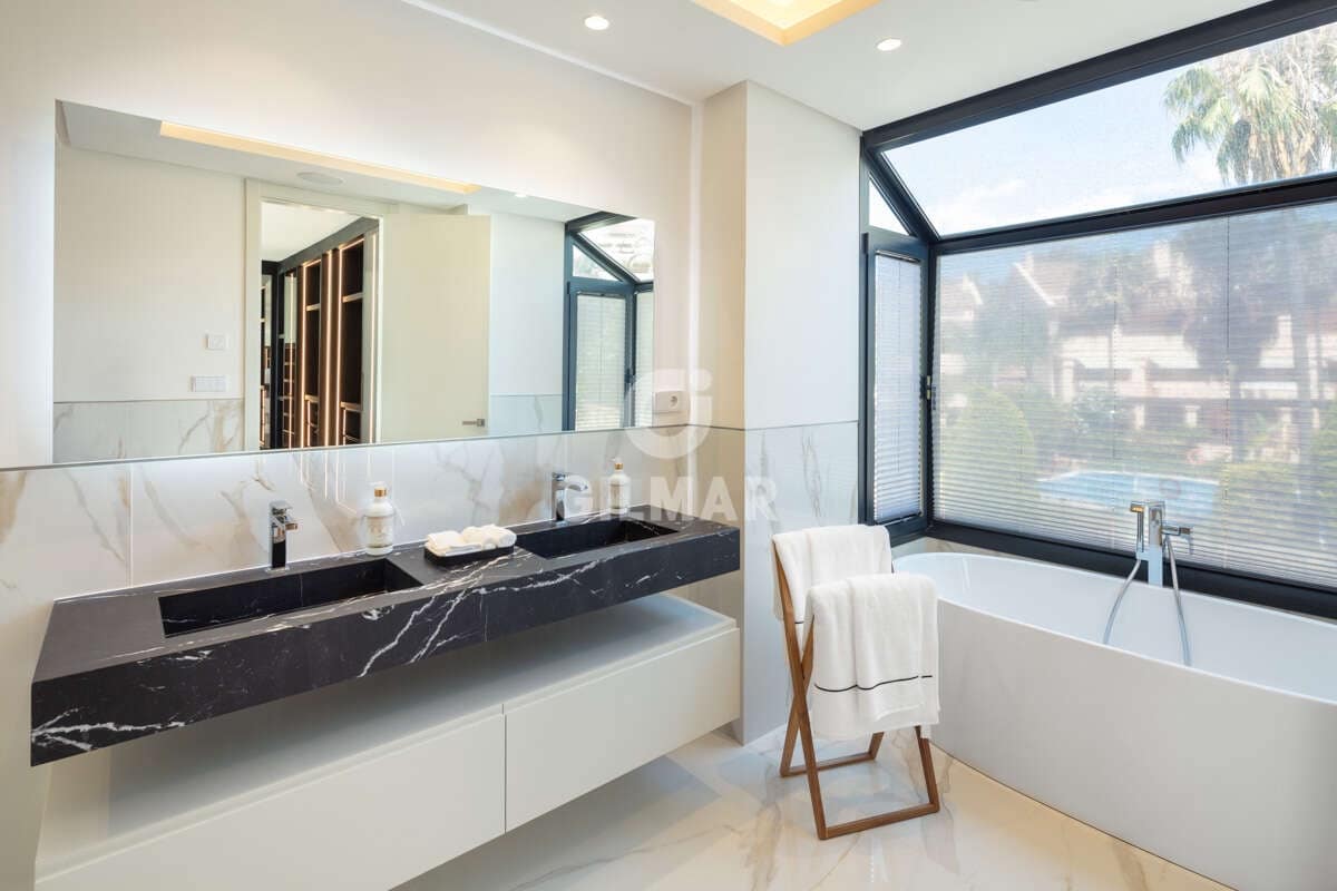 5 soverom Villa til salgs i Nueva Andalucia med svømmebasseng garasje - € 5 395 000 (Ref: 9206032)