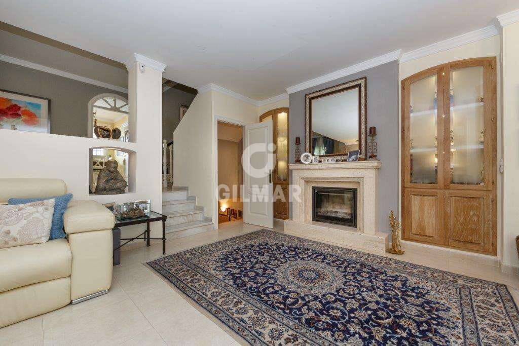 5 sypialnia Dom blizniak na sprzedaż w Nueva Andalucia z basenem garażem - 1 050 000 € (Ref: 9206035)