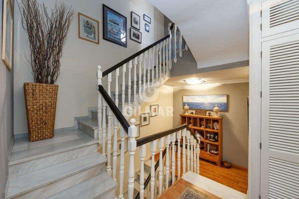 5 sypialnia Dom blizniak na sprzedaż w Nueva Andalucia z basenem garażem - 1 050 000 € (Ref: 9206035)