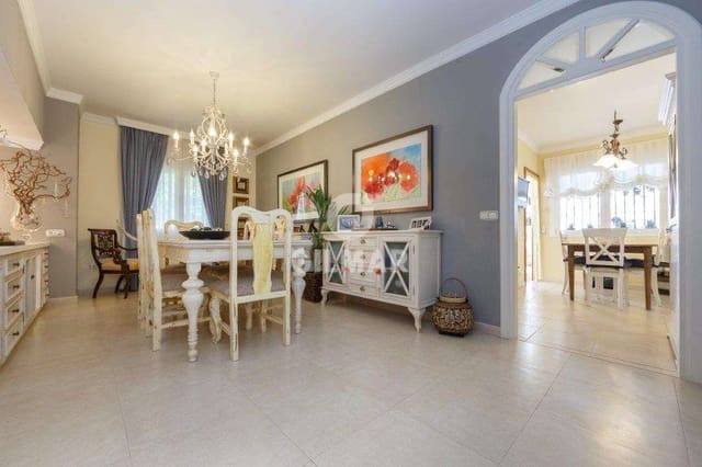 5 makuuhuone Paritalo myytävänä paikassa Nueva Andalucía Centro, Marbella mukana uima-altaan 
autotalli - 1 050 000 € (Ref: 9206035)