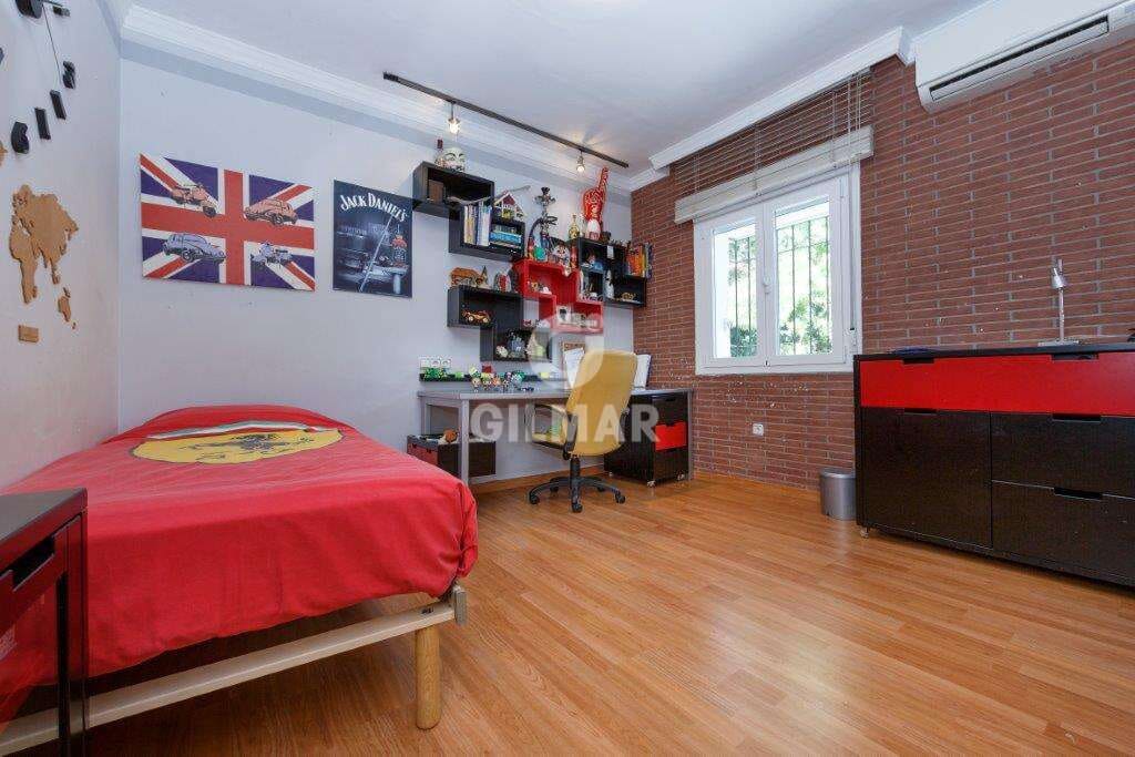 5 sypialnia Dom blizniak na sprzedaż w Nueva Andalucia z basenem garażem - 1 050 000 € (Ref: 9206035)