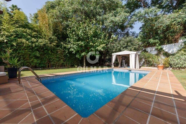 5 makuuhuone Paritalo myytävänä paikassa Nueva Andalucía Centro, Marbella mukana uima-altaan 
autotalli - 1 050 000 € (Ref: 9206035)