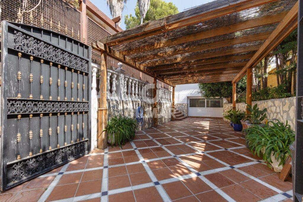 5 sypialnia Dom blizniak na sprzedaż w Nueva Andalucia z basenem garażem - 1 050 000 € (Ref: 9206035)