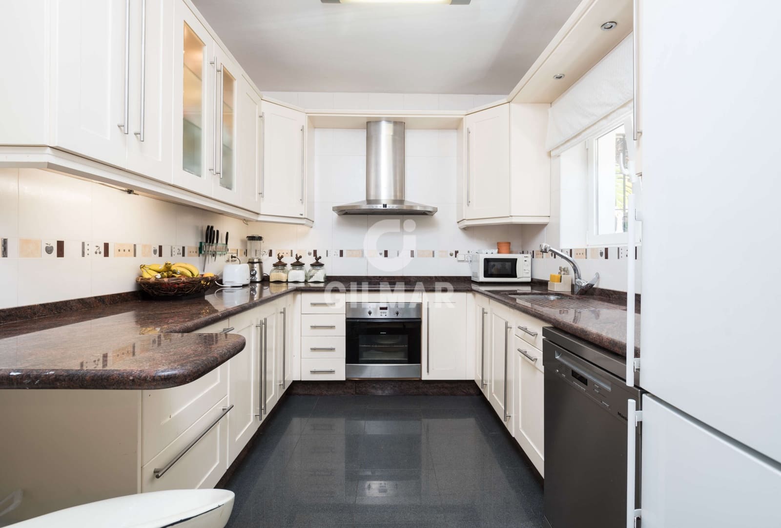 5 sypialnia Dom blizniak na sprzedaż w Nueva Andalucia z basenem garażem - 1 050 000 € (Ref: 9206035)