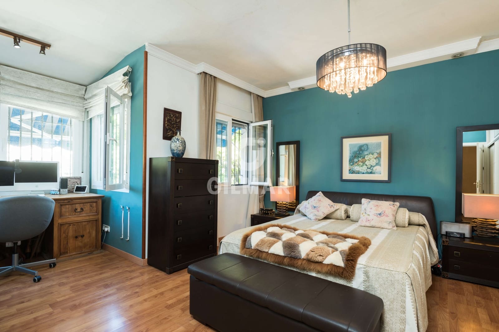 5 sypialnia Dom blizniak na sprzedaż w Nueva Andalucia z basenem garażem - 1 050 000 € (Ref: 9206035)