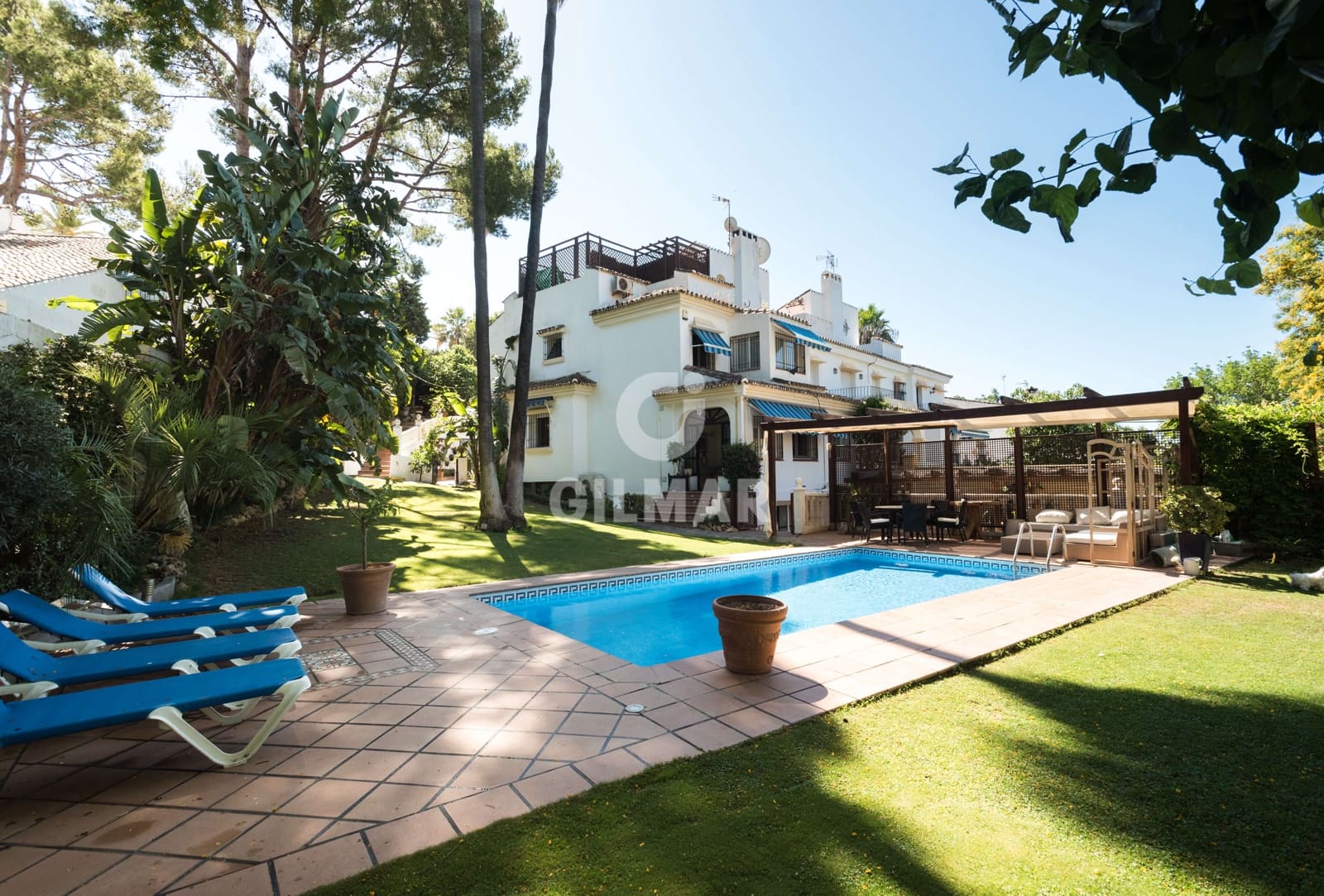 5 sypialnia Dom blizniak na sprzedaż w Nueva Andalucia z basenem garażem - 1 050 000 € (Ref: 9206035)