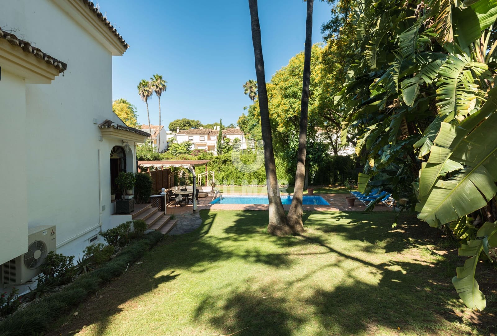 5 sypialnia Dom blizniak na sprzedaż w Nueva Andalucia z basenem garażem - 1 050 000 € (Ref: 9206035)