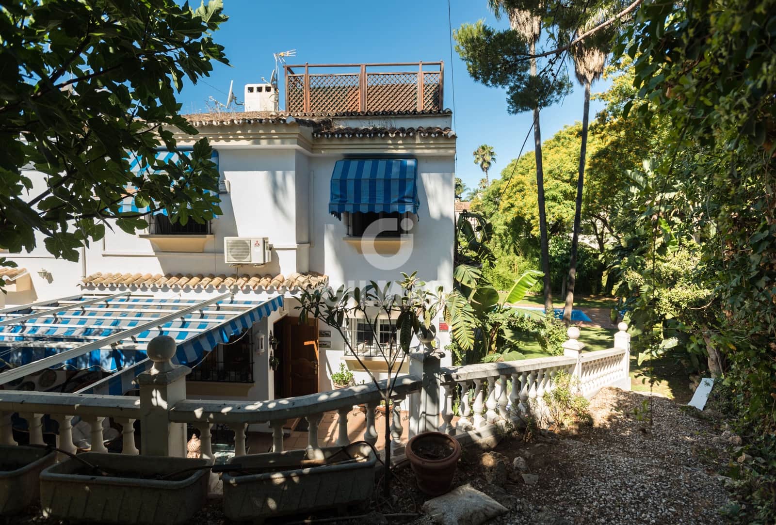 5 sypialnia Dom blizniak na sprzedaż w Nueva Andalucia z basenem garażem - 1 050 000 € (Ref: 9206035)