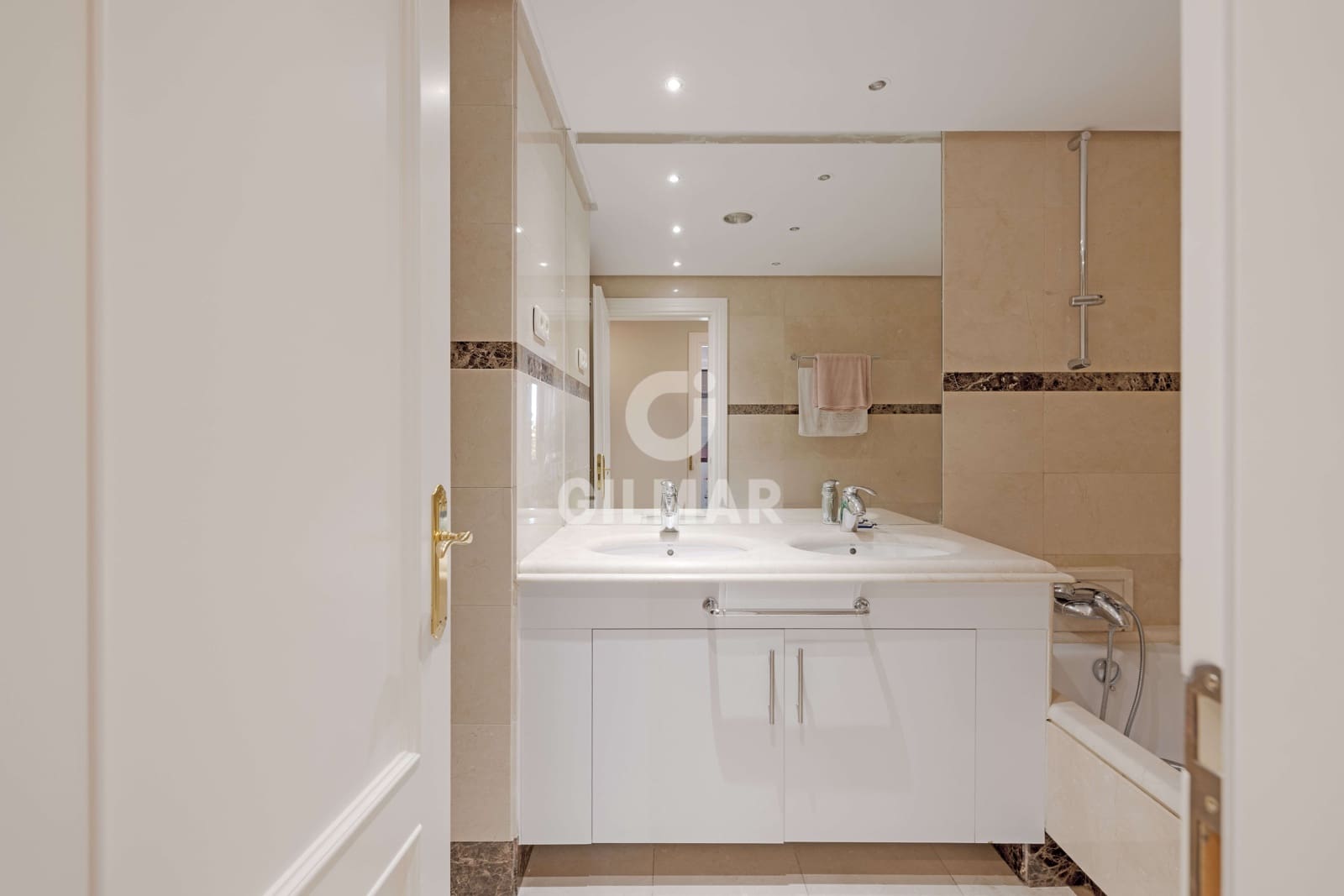 3 soverom Leilighet til salgs i Nueva Andalucia med svømmebasseng garasje - € 1 170 000 (Ref: 9206055)