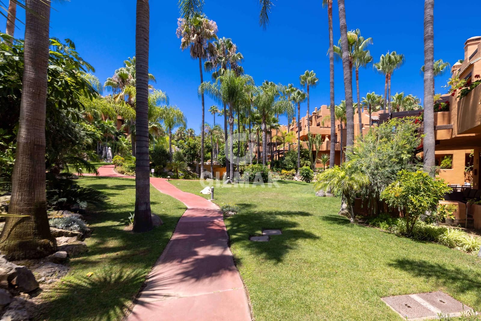 3 soverom Leilighet til salgs i Nueva Andalucia med svømmebasseng garasje - € 1 170 000 (Ref: 9206055)