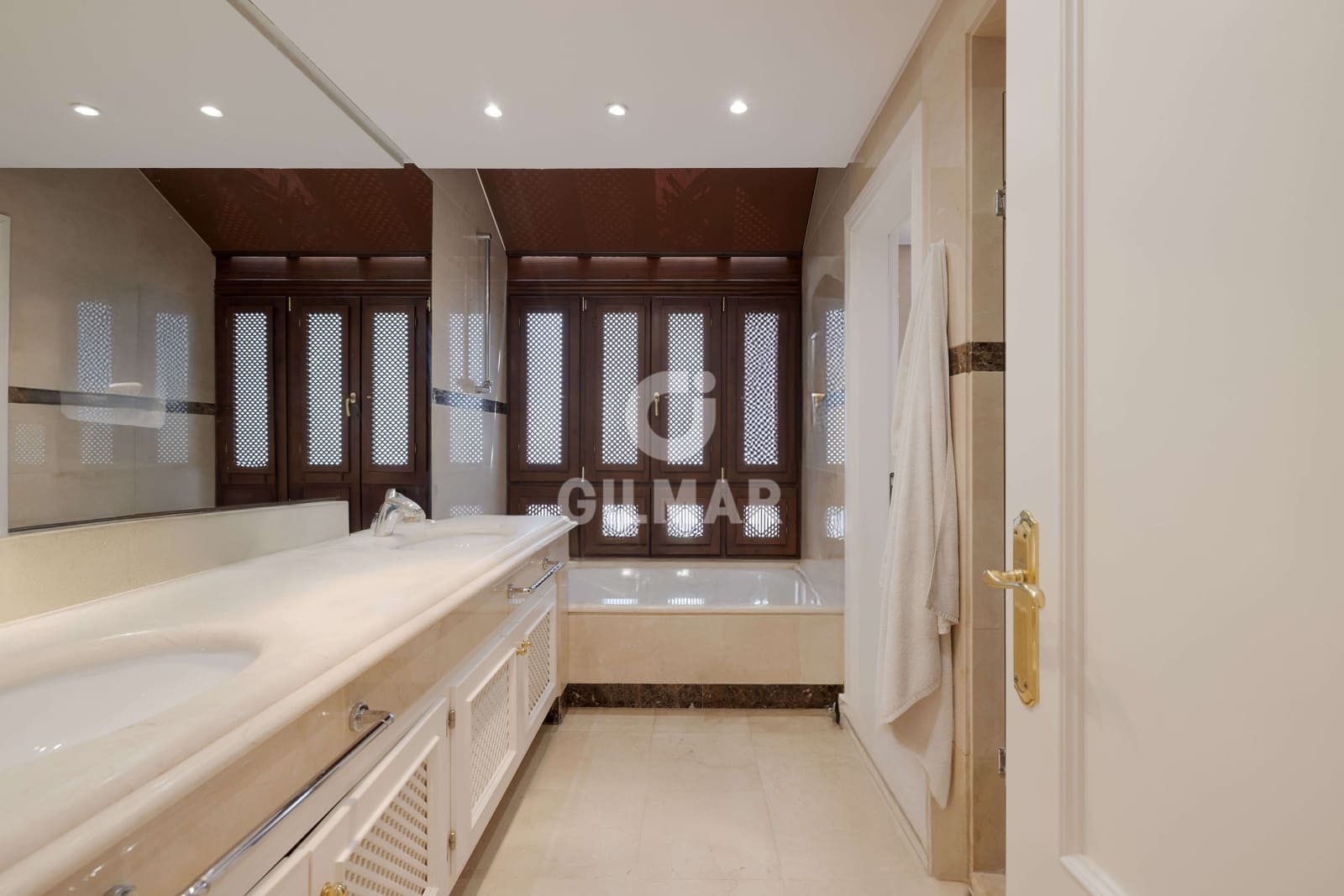 3 soverom Leilighet til salgs i Nueva Andalucia med svømmebasseng garasje - € 1 170 000 (Ref: 9206055)