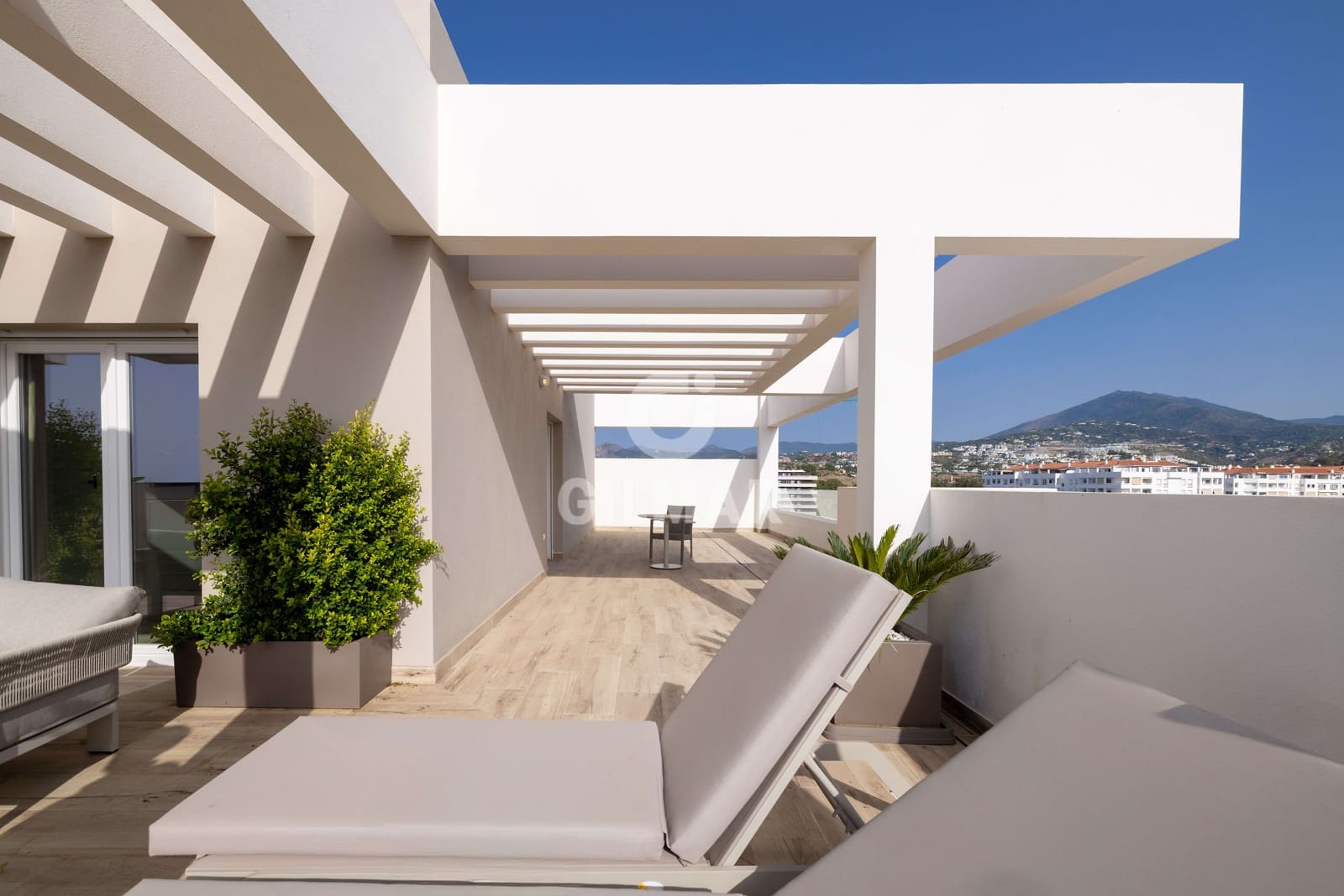 Ático de 4 habitaciones en Nueva Andalucia en venta con piscina garaje - 1.690.000 € (Ref: 9206062)