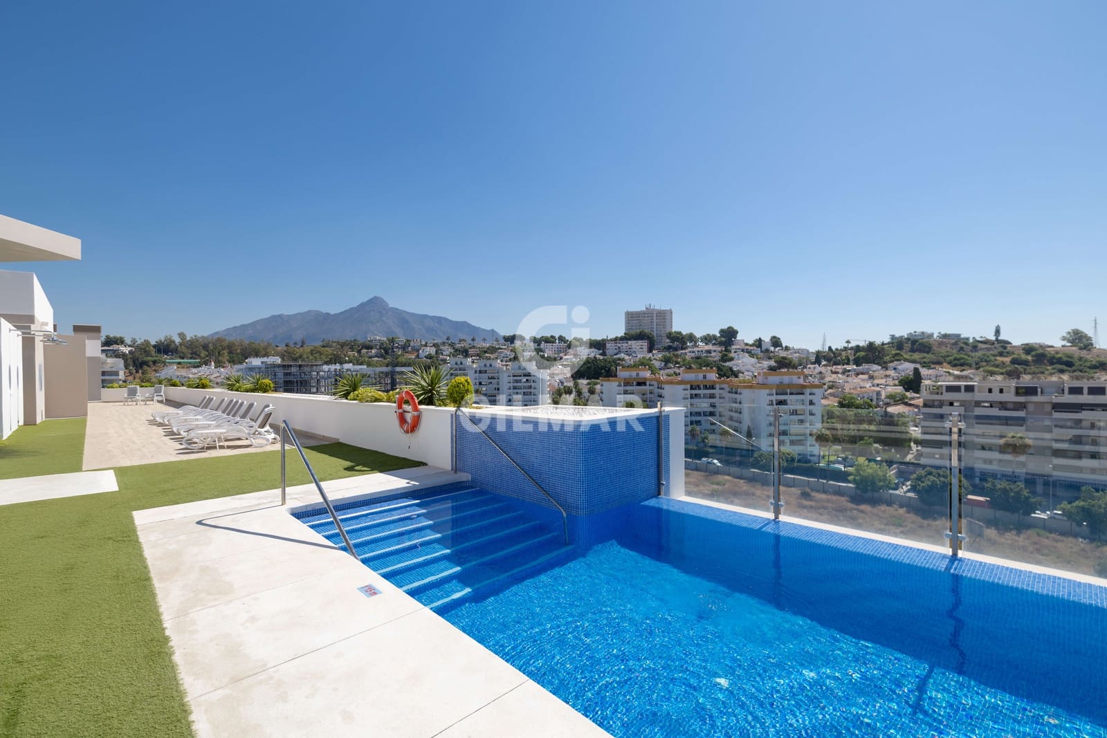 Ático de 4 habitaciones en Nueva Andalucia en venta con piscina garaje - 1.690.000 € (Ref: 9206062)