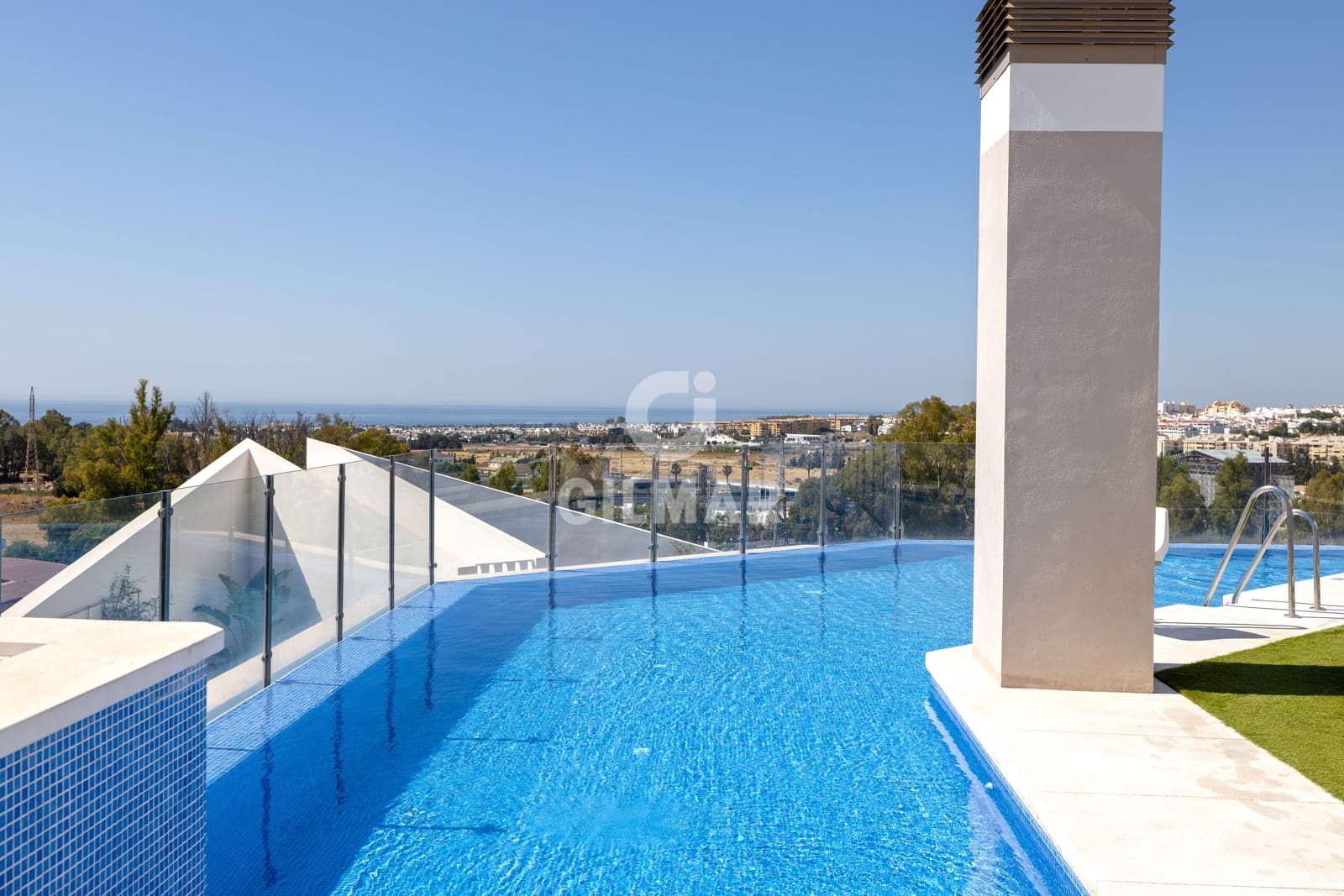 Ático de 4 habitaciones en Nueva Andalucia en venta con piscina garaje - 1.690.000 € (Ref: 9206062)