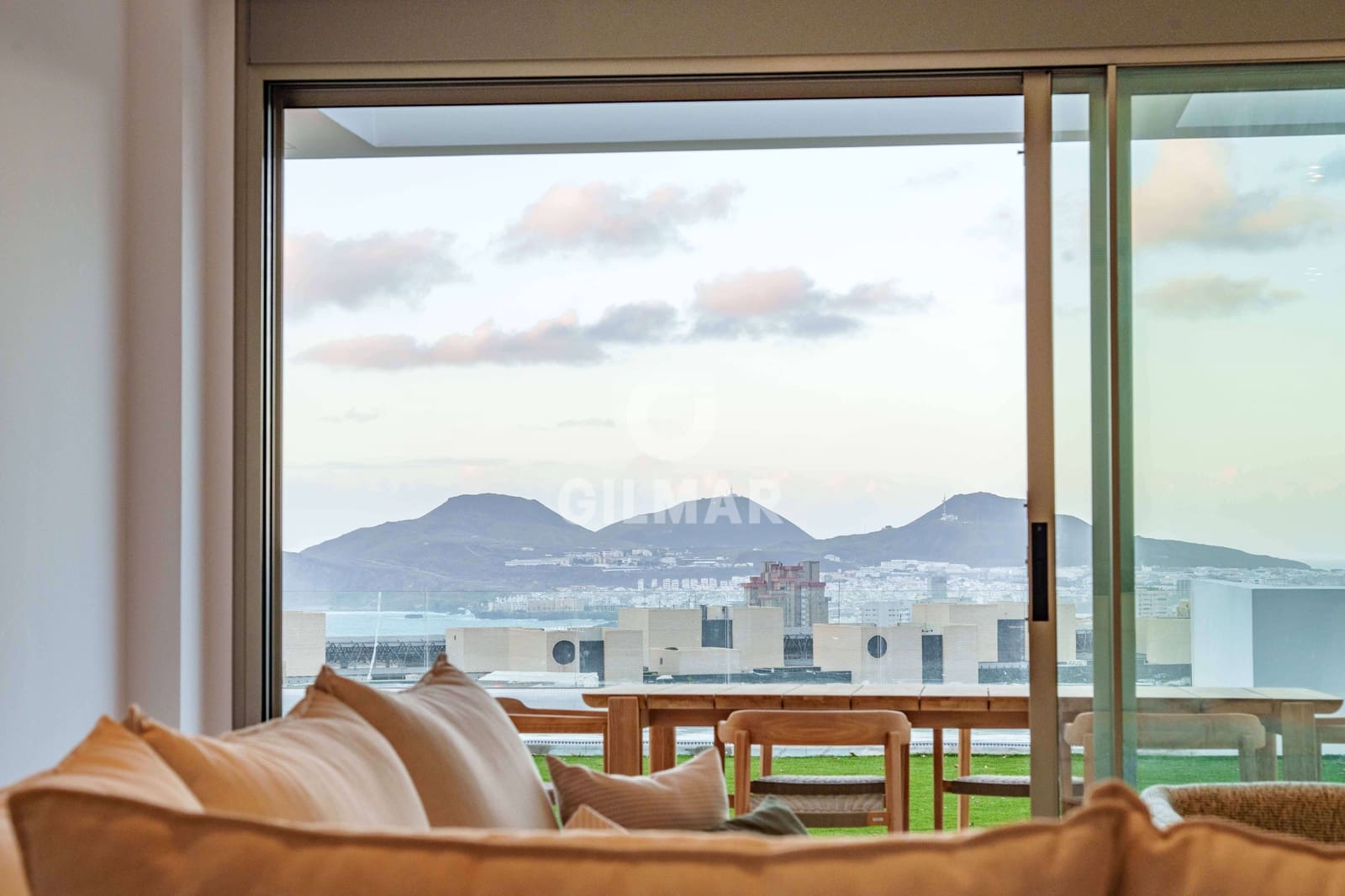 4 soveværelse Semi-Rækkehus til salg i Las Palmas de Gran Canaria med swimmingpool garage - € 998.000 (Ref: 9206072)