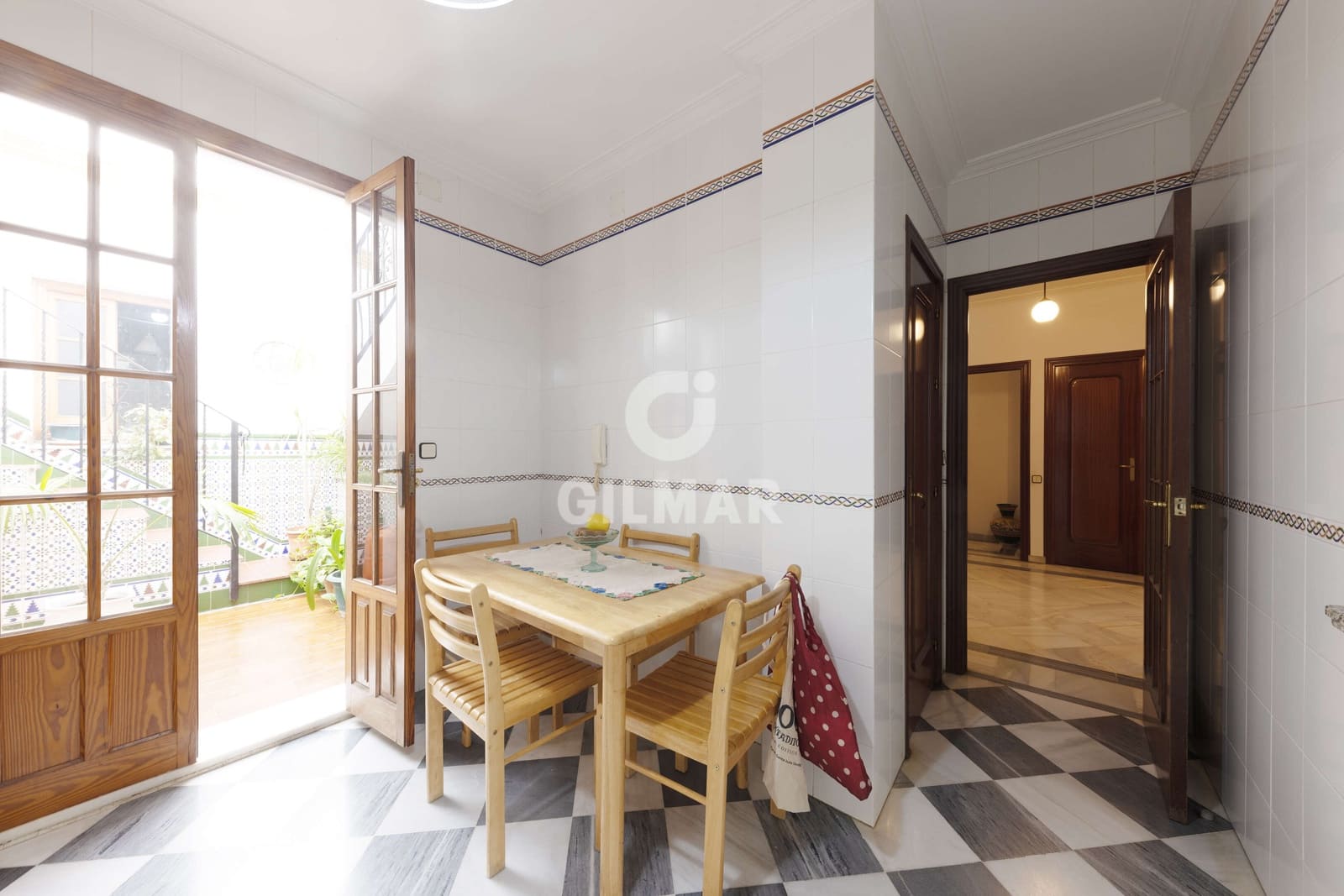 5 soveværelse Semi-Rækkehus til salg i Coria del Rio med garage - € 430.000 (Ref: 9207581)