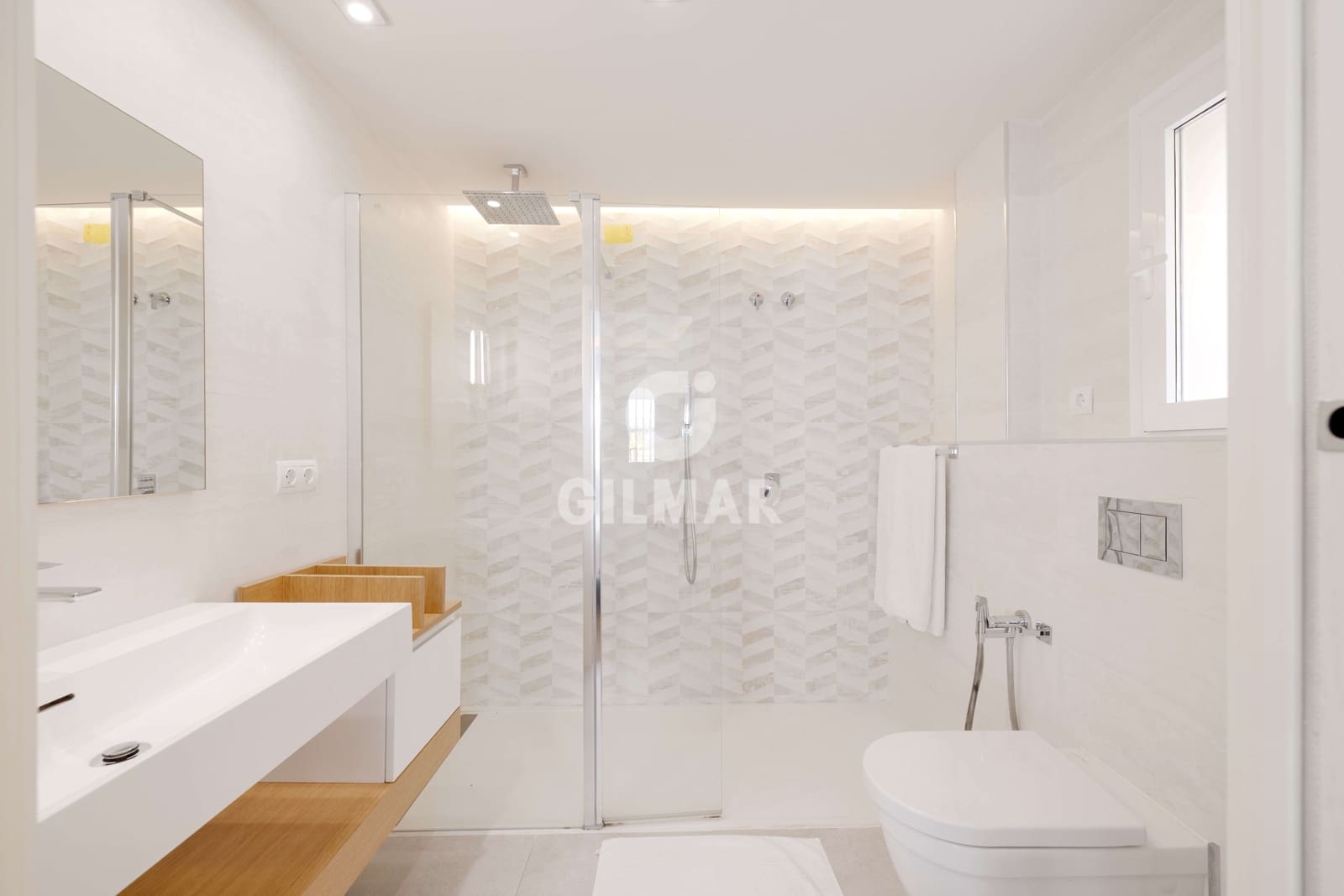 4 makuuhuone Asunto myytävänä paikassa Elviria mukana uima-altaan 
autotalli - 675 000 € (Ref: 9211582)