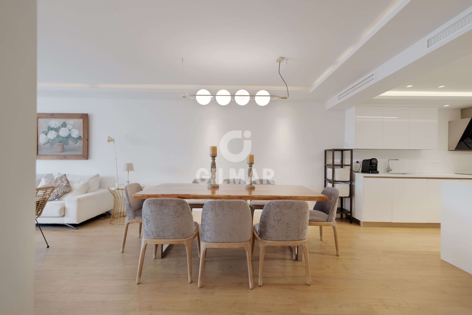 4 makuuhuone Asunto myytävänä paikassa Elviria mukana uima-altaan 
autotalli - 675 000 € (Ref: 9211582)