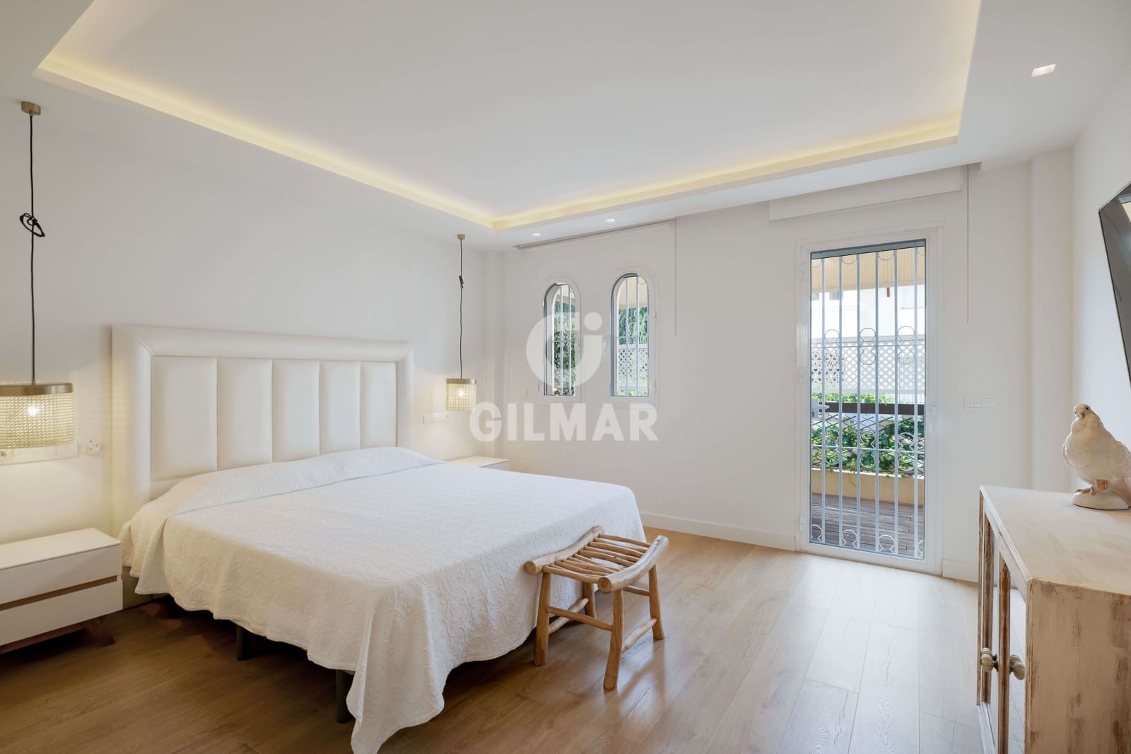 4 makuuhuone Asunto myytävänä paikassa Elviria mukana uima-altaan 
autotalli - 675 000 € (Ref: 9211582)