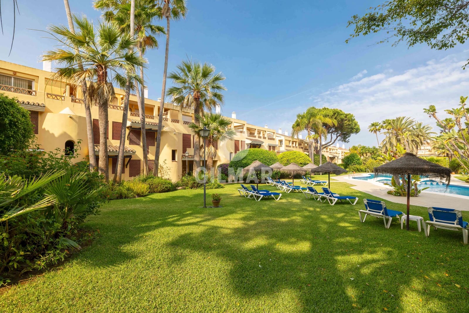 4 makuuhuone Asunto myytävänä paikassa Elviria mukana uima-altaan 
autotalli - 675 000 € (Ref: 9211582)