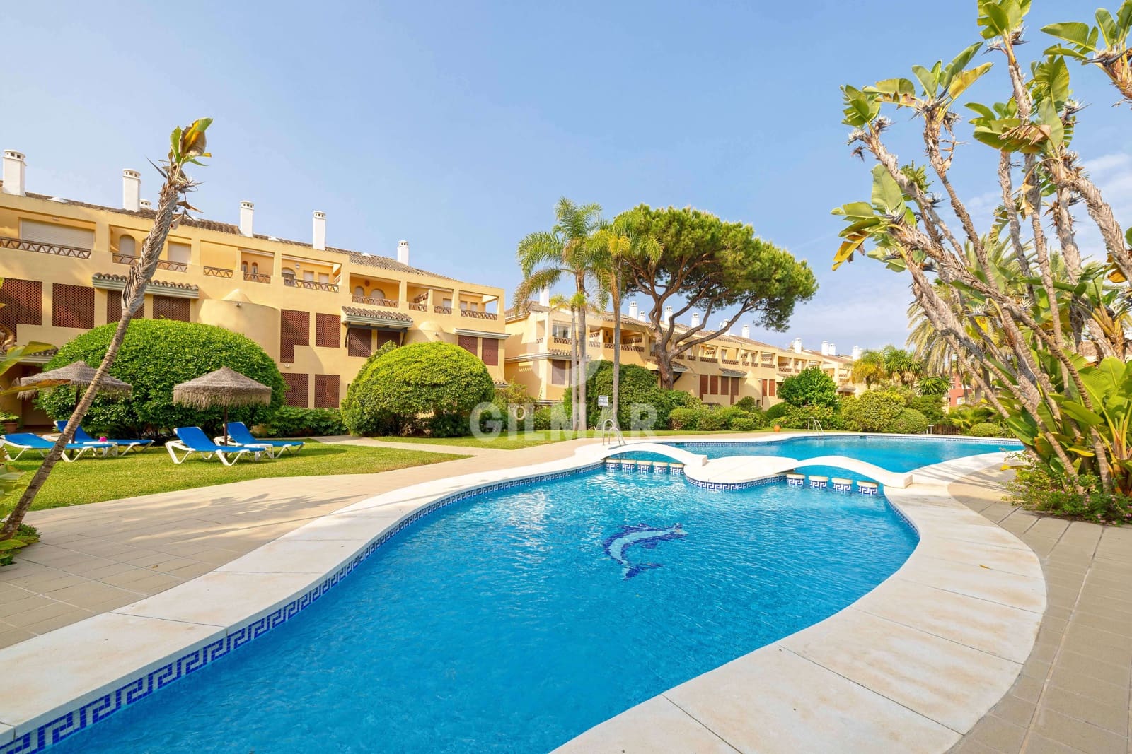 4 makuuhuone Asunto myytävänä paikassa Elviria mukana uima-altaan 
autotalli - 675 000 € (Ref: 9211582)