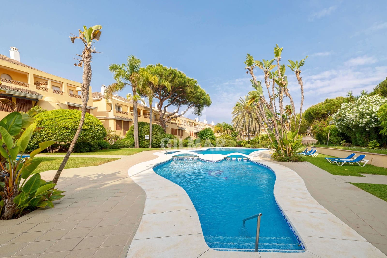 4 makuuhuone Asunto myytävänä paikassa Elviria mukana uima-altaan 
autotalli - 675 000 € (Ref: 9211582)