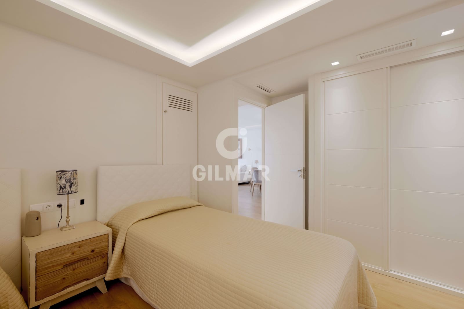 4 makuuhuone Asunto myytävänä paikassa Elviria mukana uima-altaan 
autotalli - 675 000 € (Ref: 9211582)