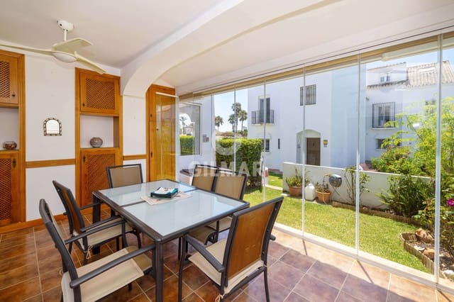4 soveværelse Rækkehus til salg i Las Chapas, Marbella med swimmingpool garage - € 875.000 (Ref: 9211588)
