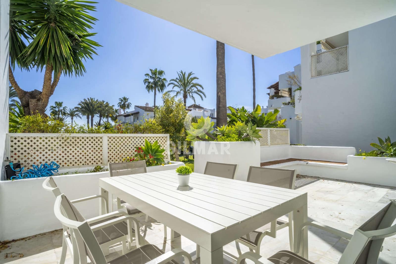 2 bedroom Flat for sale in Estepona with pool - € 995,000 (Ref: 9216306)