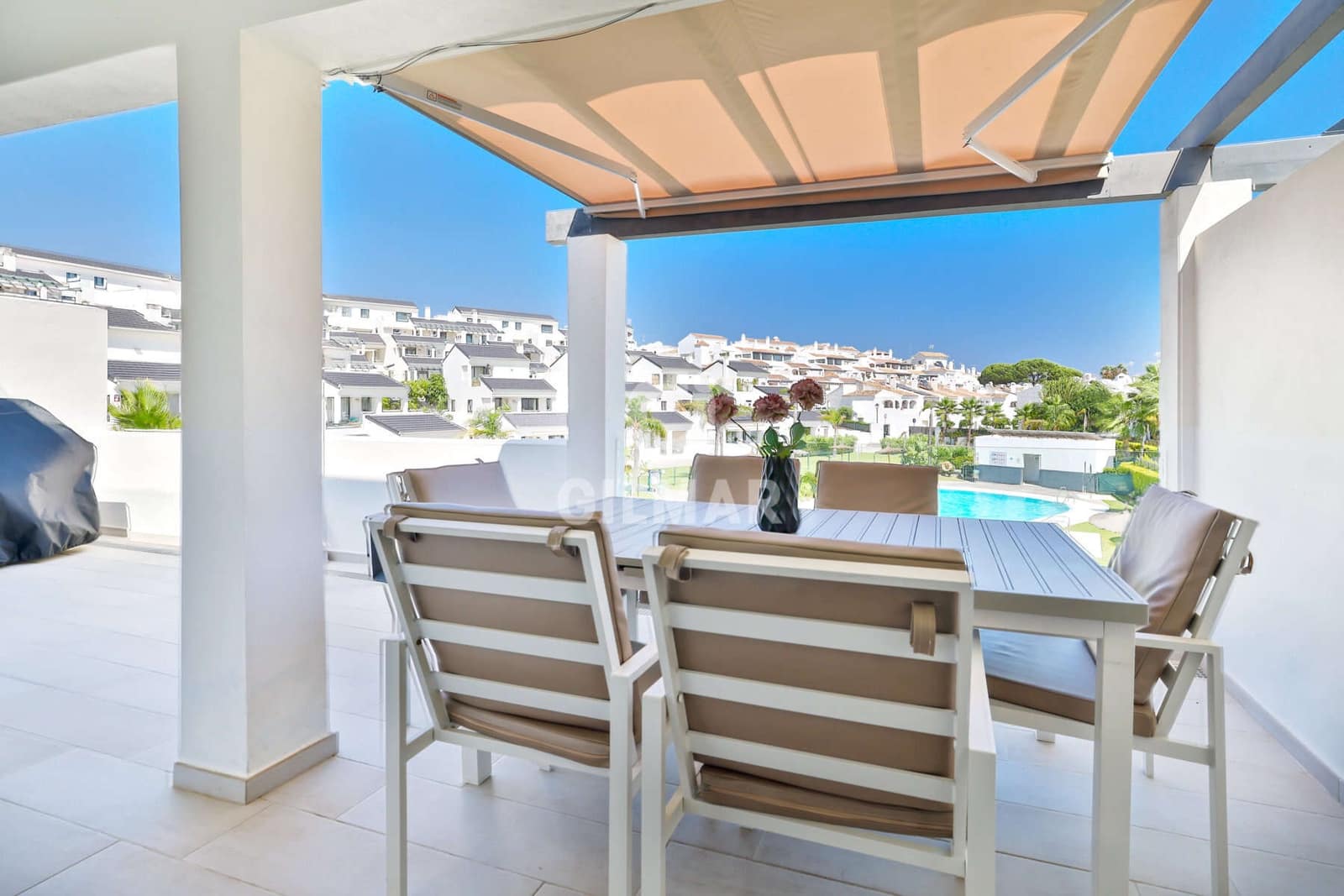 3 sovrum Takvåning till salu i Estepona med pool garage - 675 000 € (Ref: 9216318)