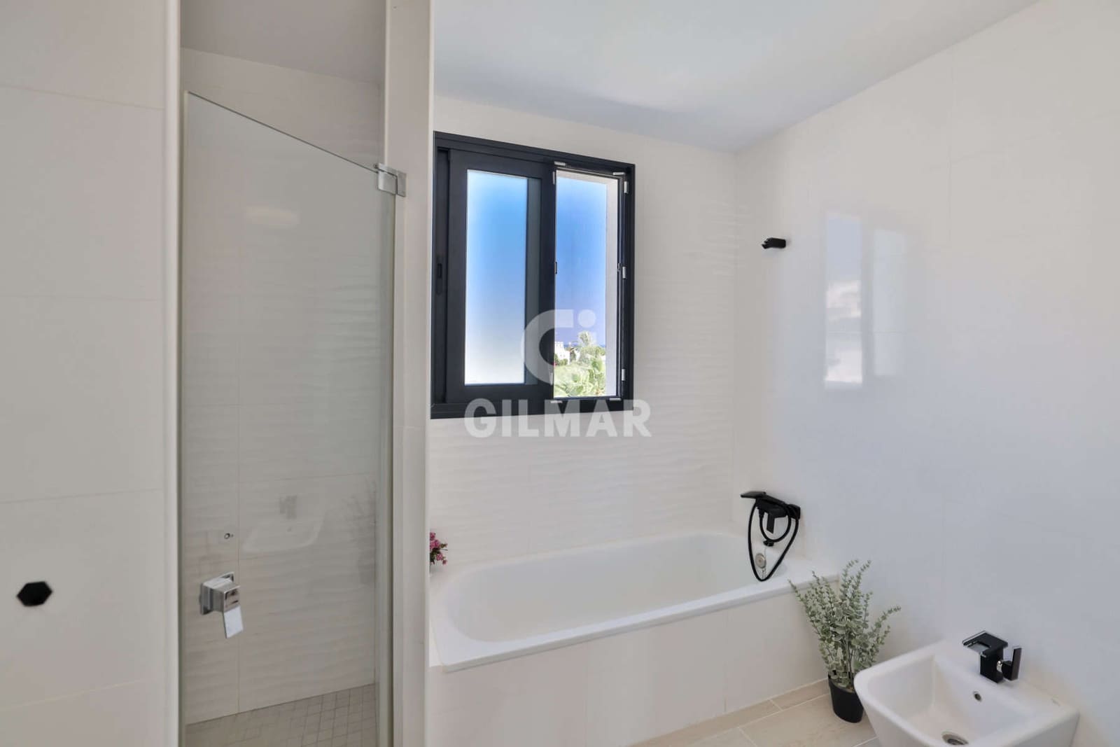 3 sovrum Takvåning till salu i Estepona med pool garage - 675 000 € (Ref: 9216318)