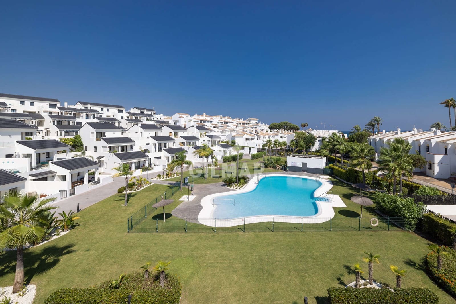 3 sovrum Takvåning till salu i Estepona med pool garage - 675 000 € (Ref: 9216318)