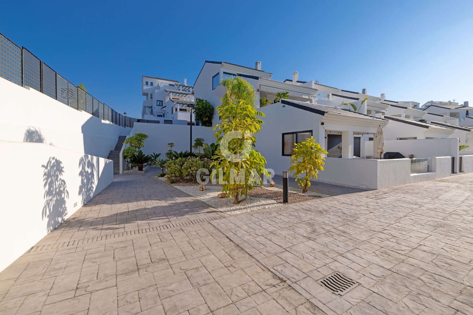 3 sovrum Takvåning till salu i Estepona med pool garage - 675 000 € (Ref: 9216318)