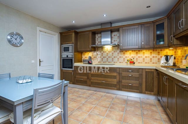 3 quarto Apartamento para venda em Puerto Banus, Marbella com piscina - 649 000 € (Ref: 9216597)